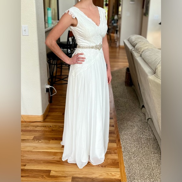 New open back wedding dress - Picture 3 of 4